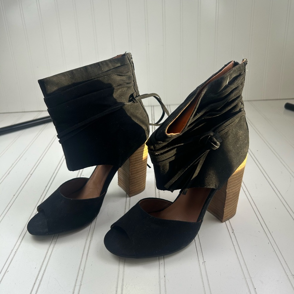Dolce by Mojo Moxy Black Suede Peep Toe Ankle Tassel Block Heels Women Size 8.5 - Picture 12 of 12